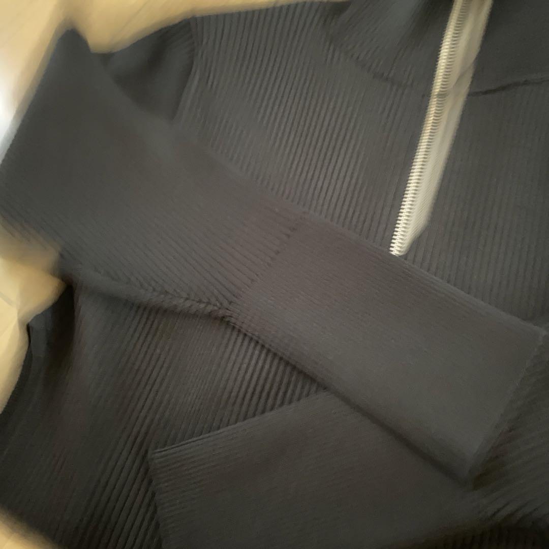 emmiの黒ショートカーディガン