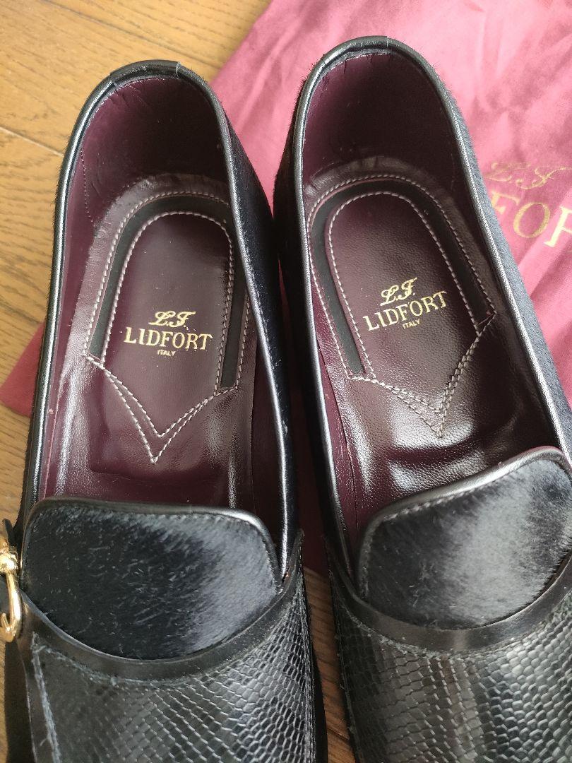 黒いレザーシューズ