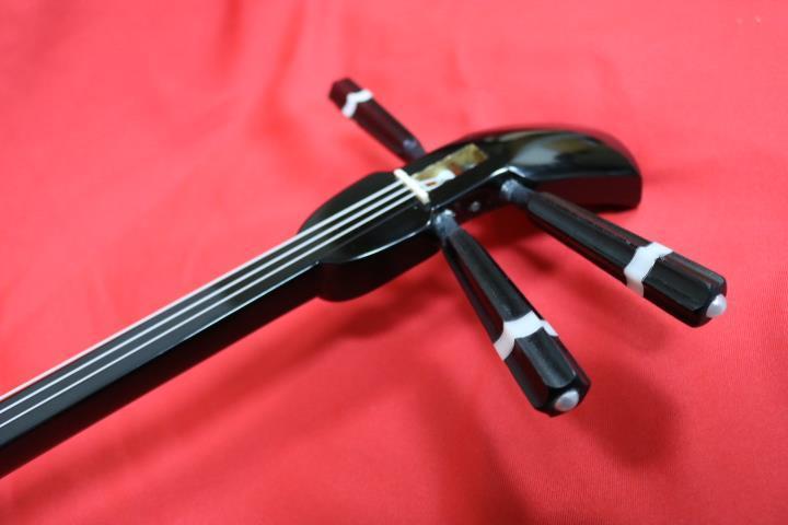 コンパクトで持ち運びしやすく弾きやすい沖縄三線初心者向け