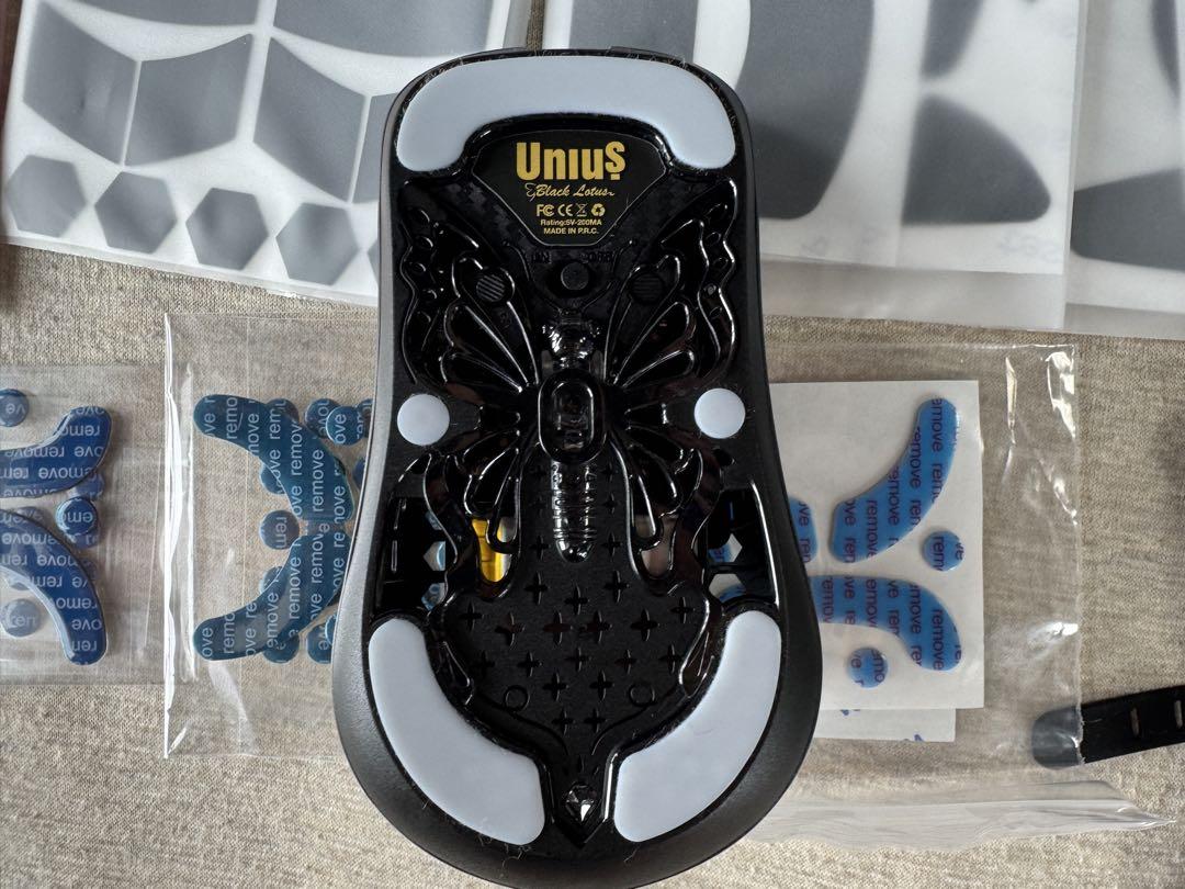 マウス・トラックボール UniuS Black Lotus BLACK LOTUS-39g Carbon Fiber 8K Wireless Gaming Mouse