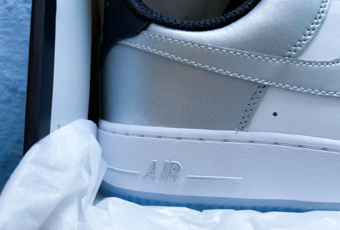 WMNS AIR FORCE 1 '07 SE シルバー＆ブラック ナイキ
