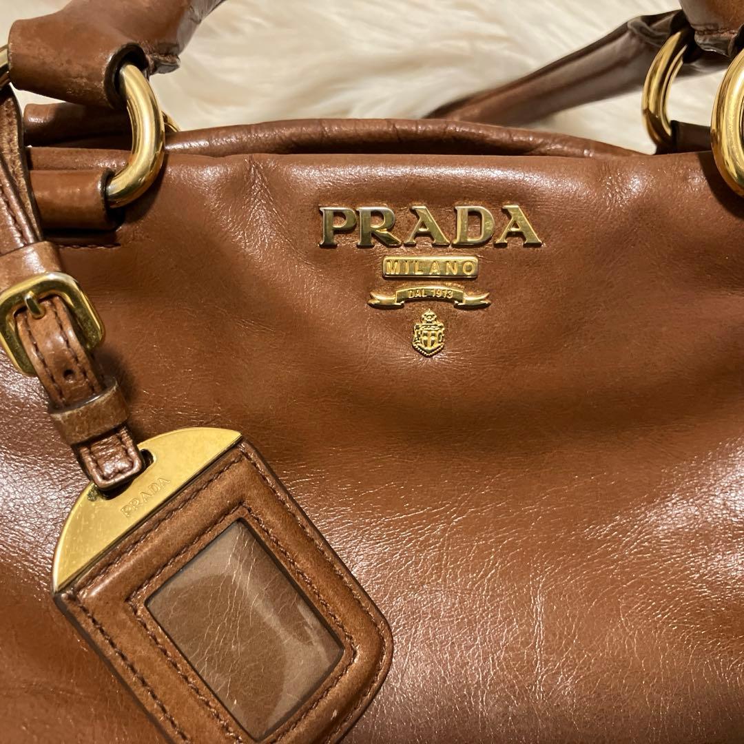 プラダの革製バック