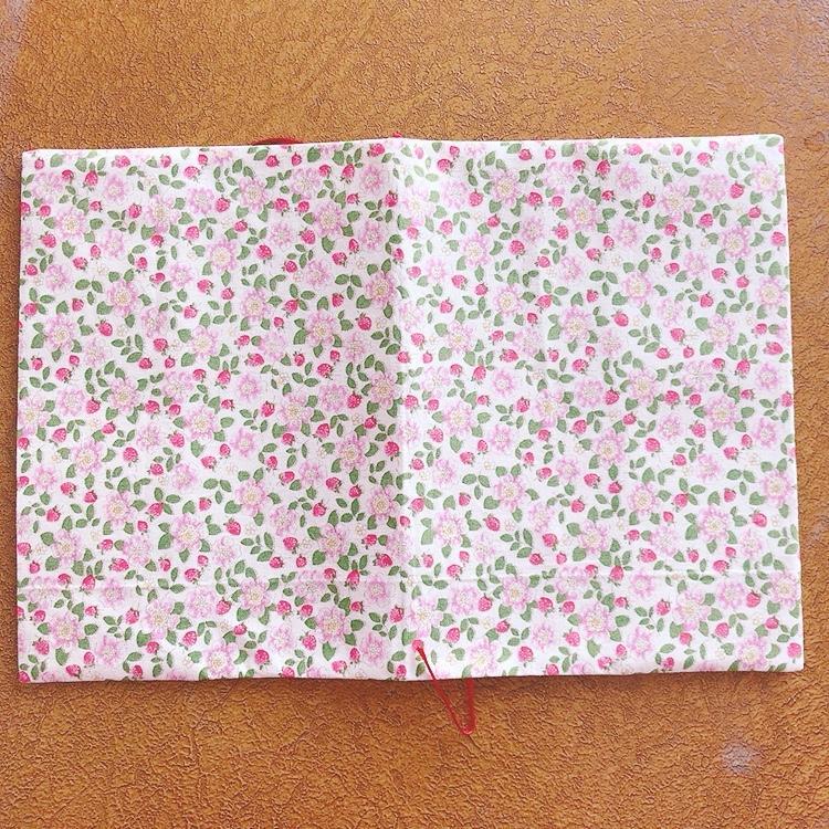 人気スポー新作 【B6サイズ・四六判】いちごとお花柄 手帳カバー・ブックカバー ハンドメイド 文房具 人気スポー新作 【B6サイズ・四六判】いちごとお花柄 手帳カバー・ブックカバー ハンドメイド 文房具