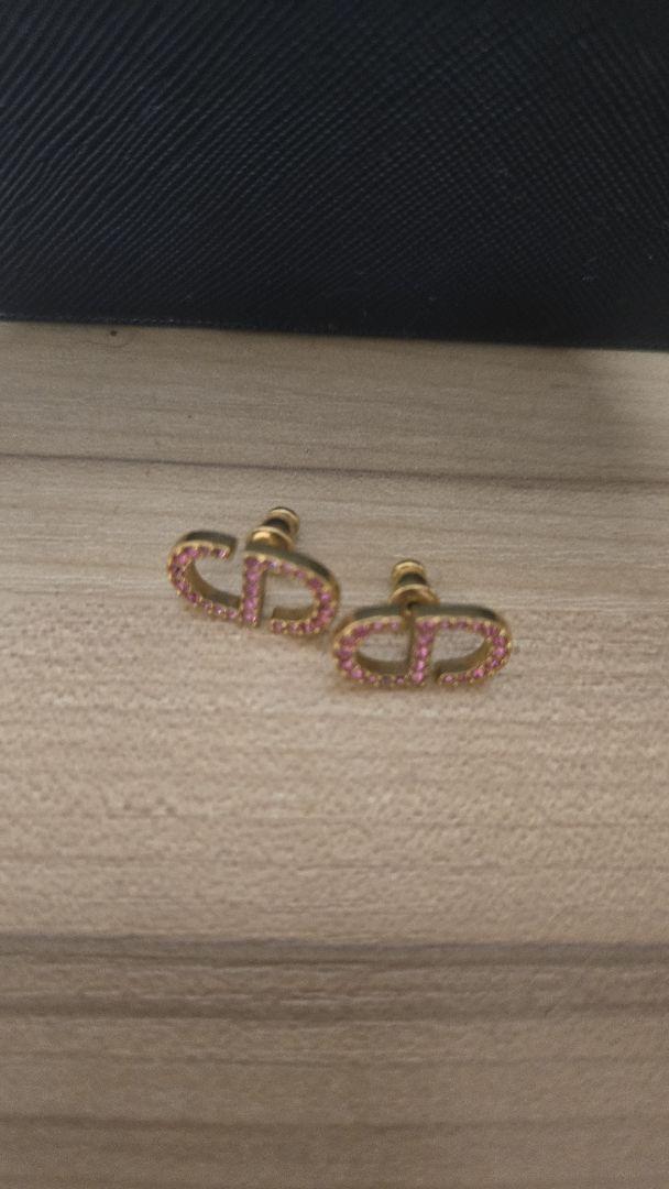 Dロゴ ピアス ゴールドとピンク