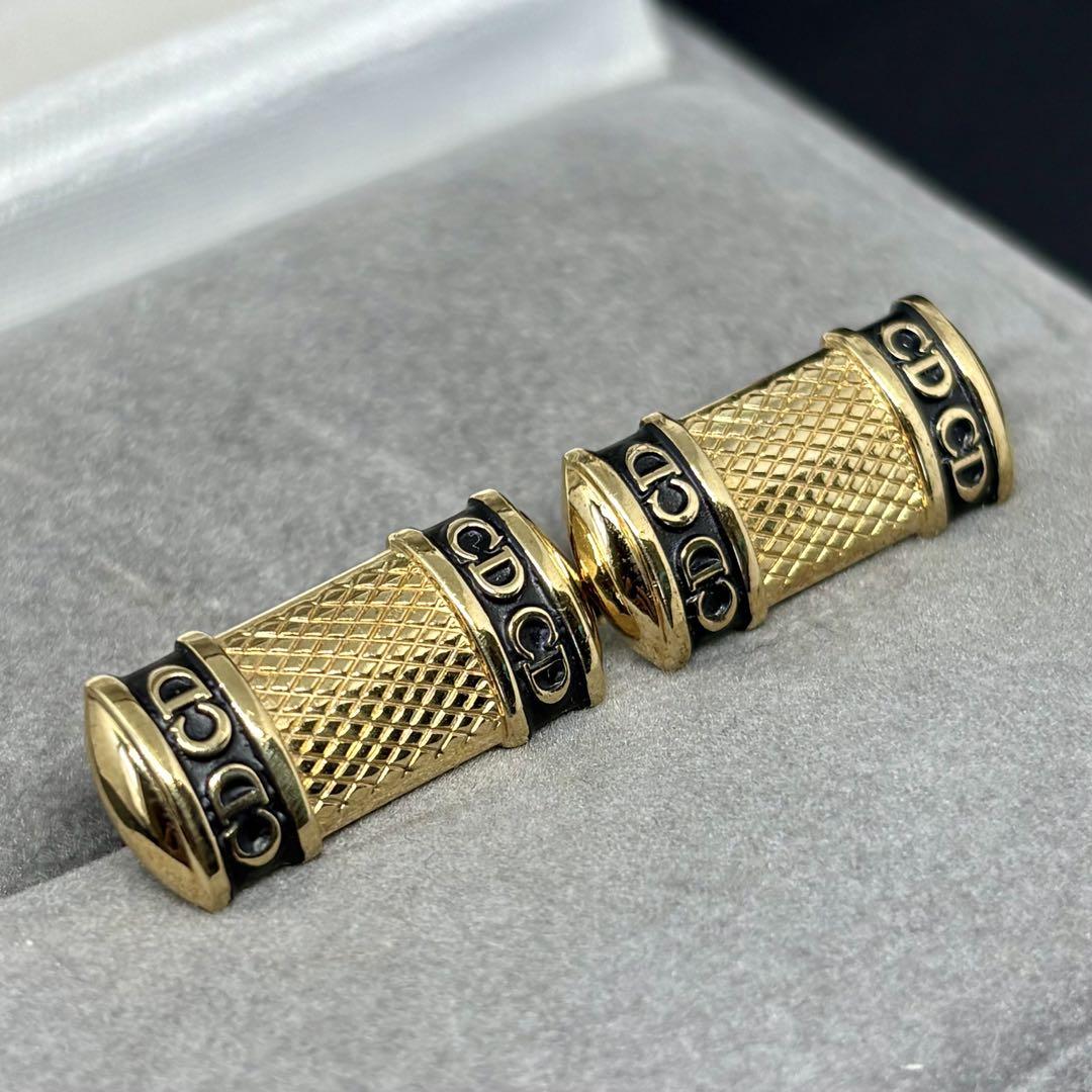 【希少】【美品】【クリスチャンディオール】CDロゴ カフス ゴールドカラー 【希少】【美品】【クリスチャンディオール】CDロゴ カフス ゴールドカラー