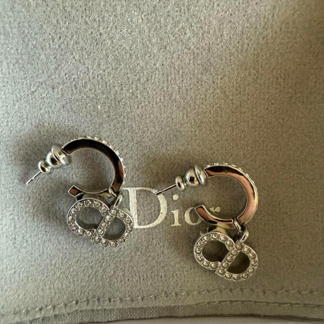 Dior クリスタルピアス ロゴ入り 直営店買いつけ キラキラ華やか Dior クリスタルロゴピアス