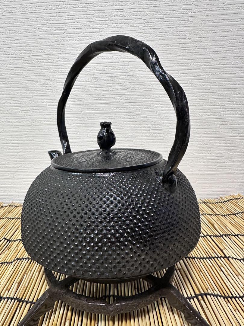 新品、付属品付　南部岩鋳造　捻鉉鳴摘１５型アラレ　南部鉄瓶　南部鉄器　鉄瓶
