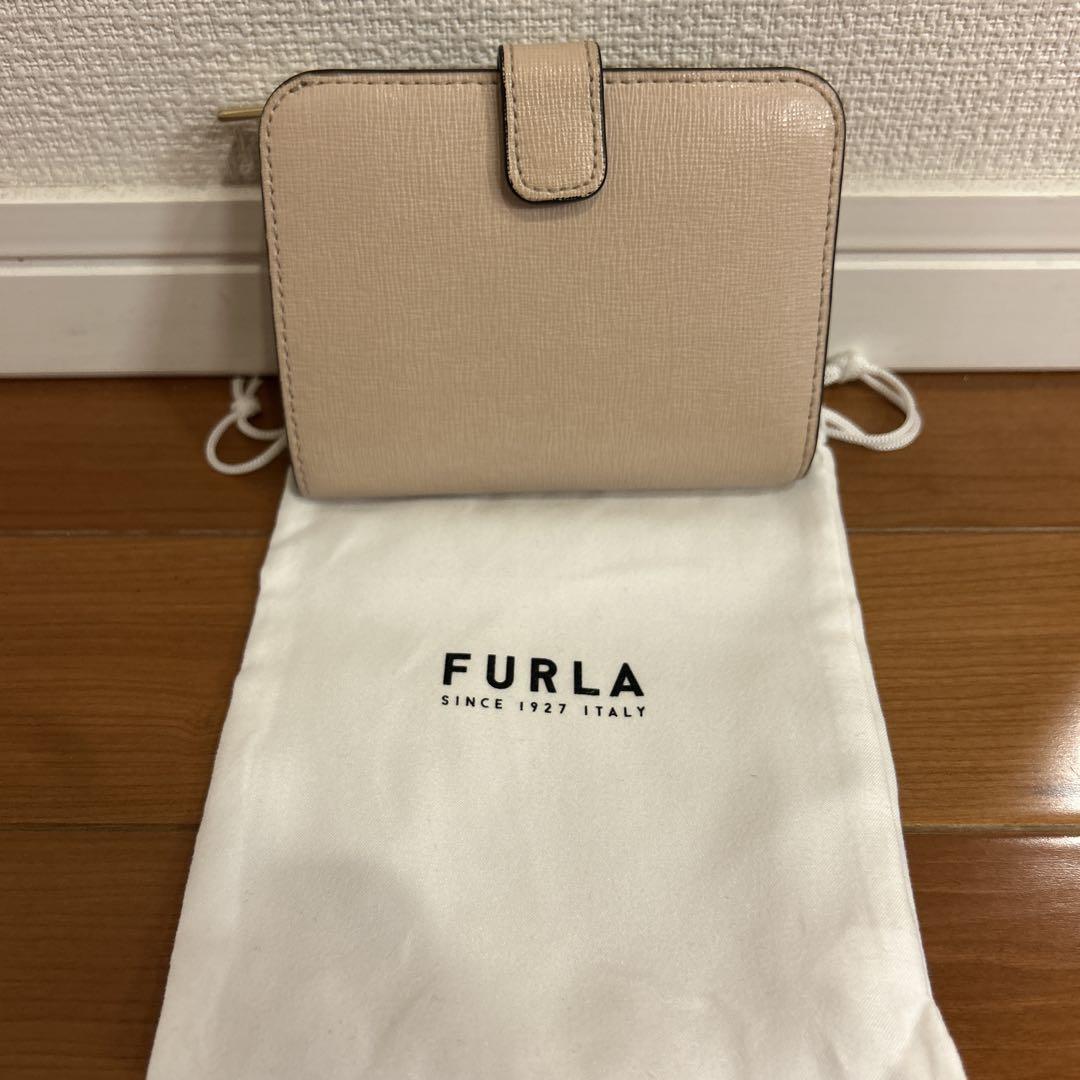 FURLA ベージュ 二つ折り財布 保存袋付き - メルカリ