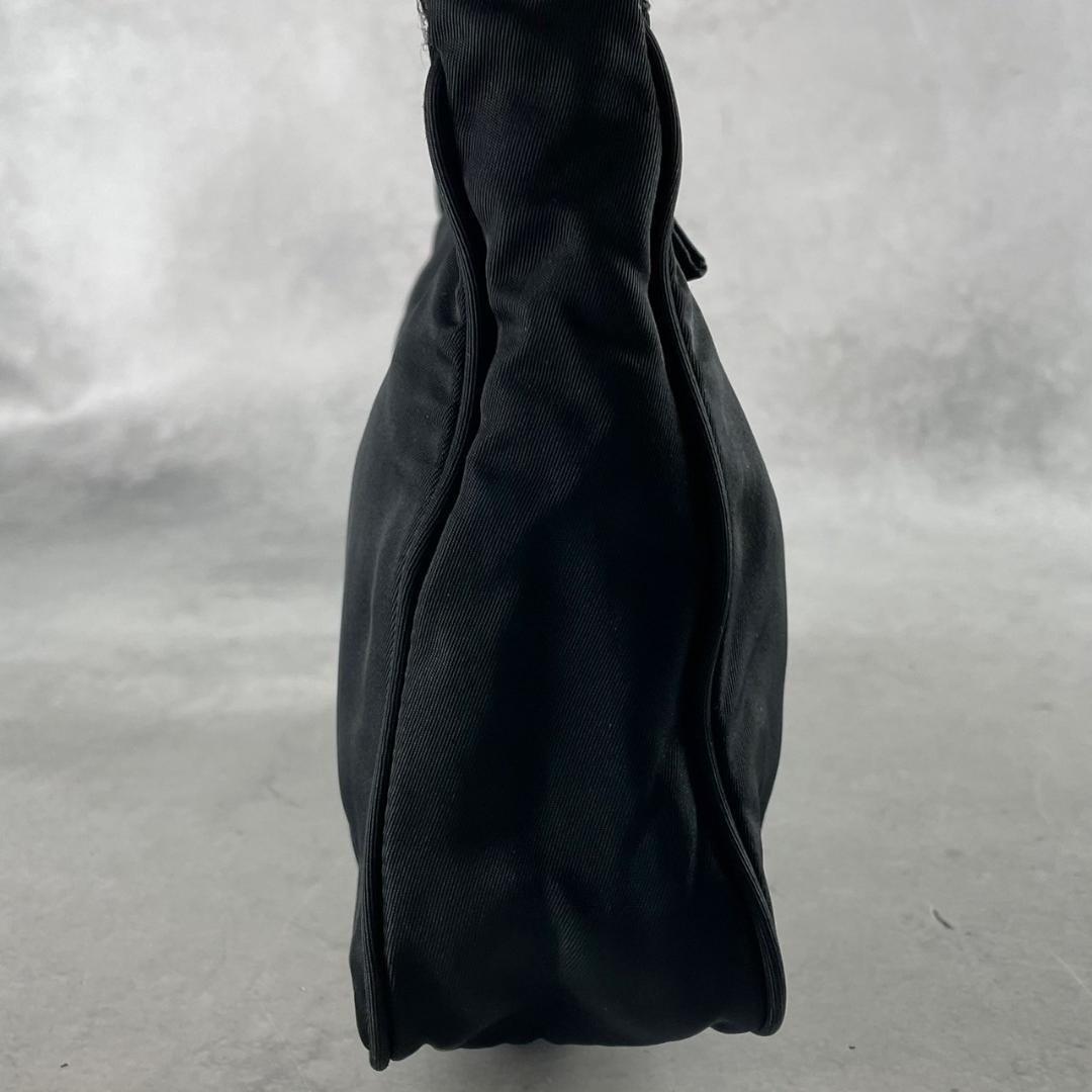 極美品✨ PRADA プラダ ワンショルダーバッグ アクセサリーポーチ ブラック 極美品✨ PRADA プラダ ワンショルダーバッグ アクセサリーポーチ ブラック