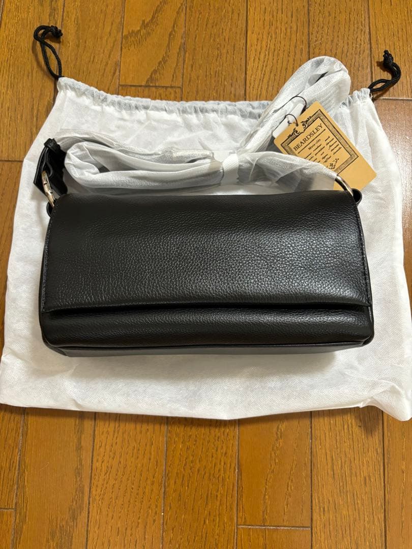 ビアズリー レザー ボディバッグ