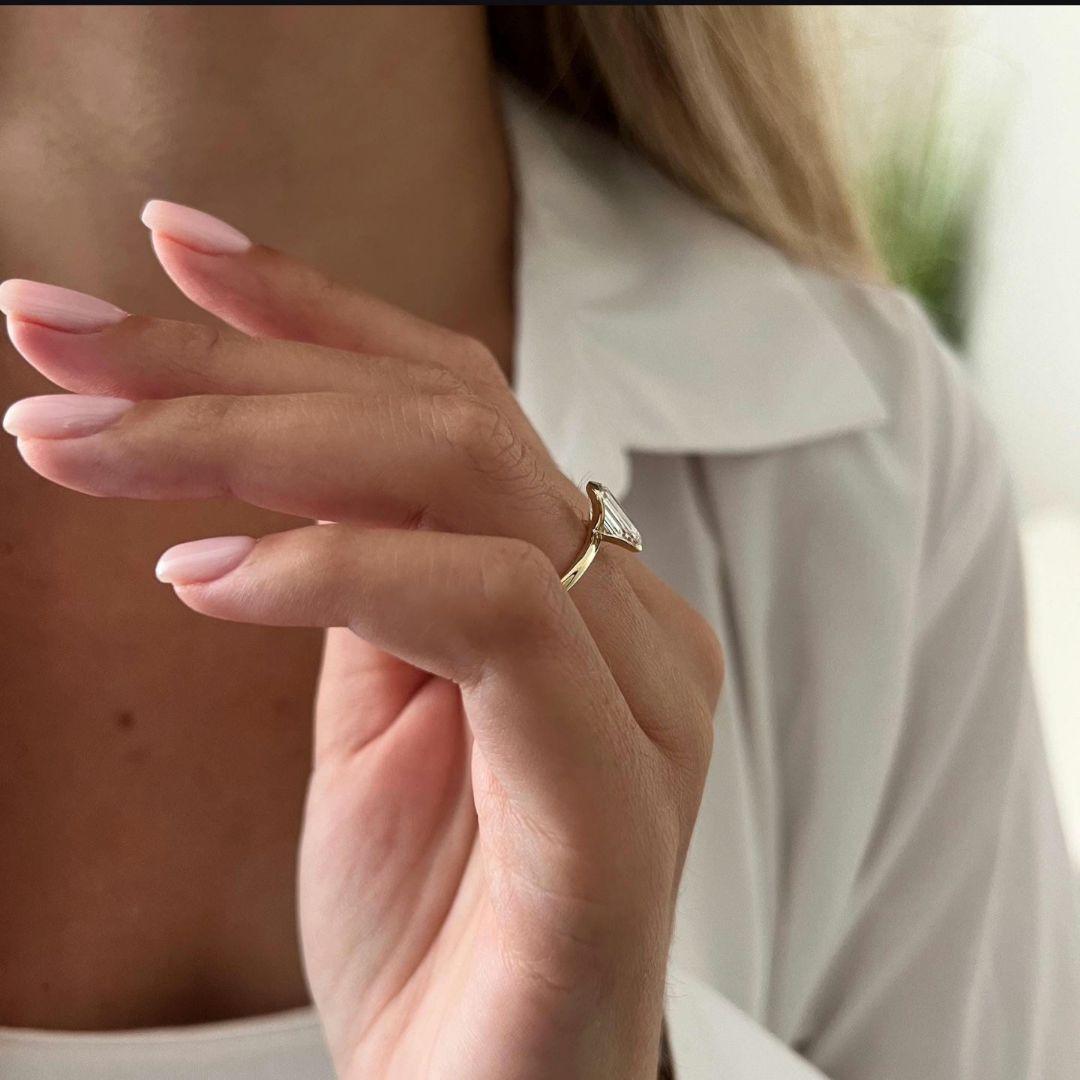 2.00ct E-VVS2 エメラルドカットダイヤモンドハーフベゼルの婚約指輪 2.00ct E-VVS2 エメラルドカットダイヤモンドハーフベゼルの婚約指輪