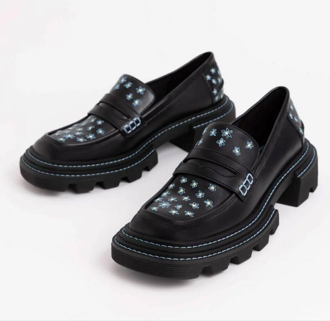 Coco Capitan x CHARLES & KEITH 花柄ローファー