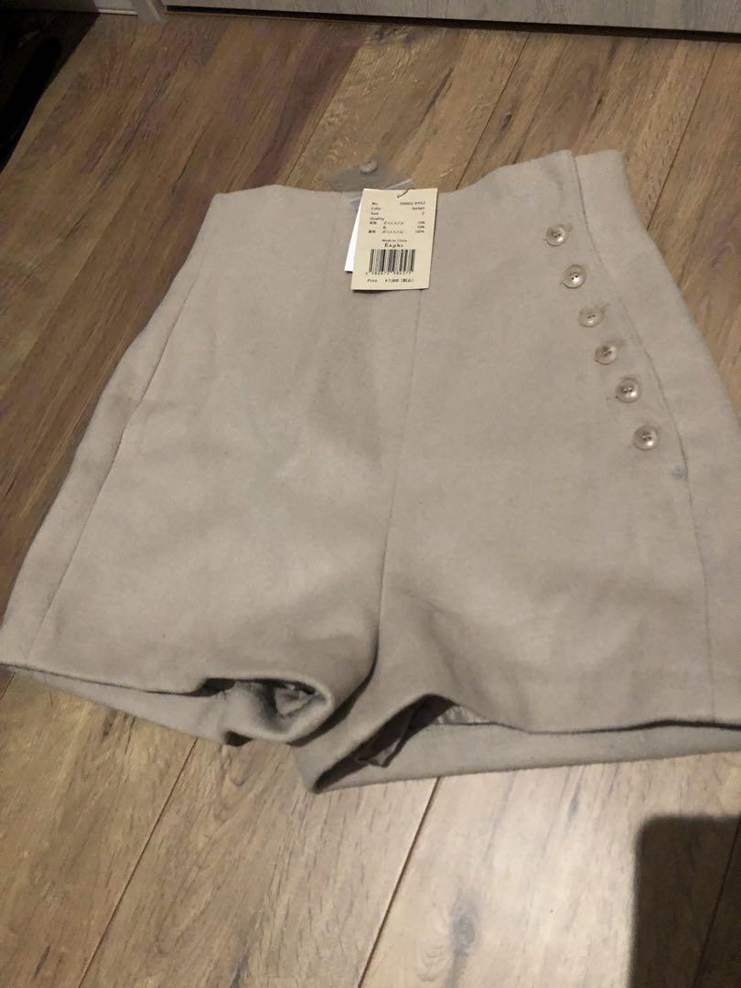 Eaphi slanting button short pants