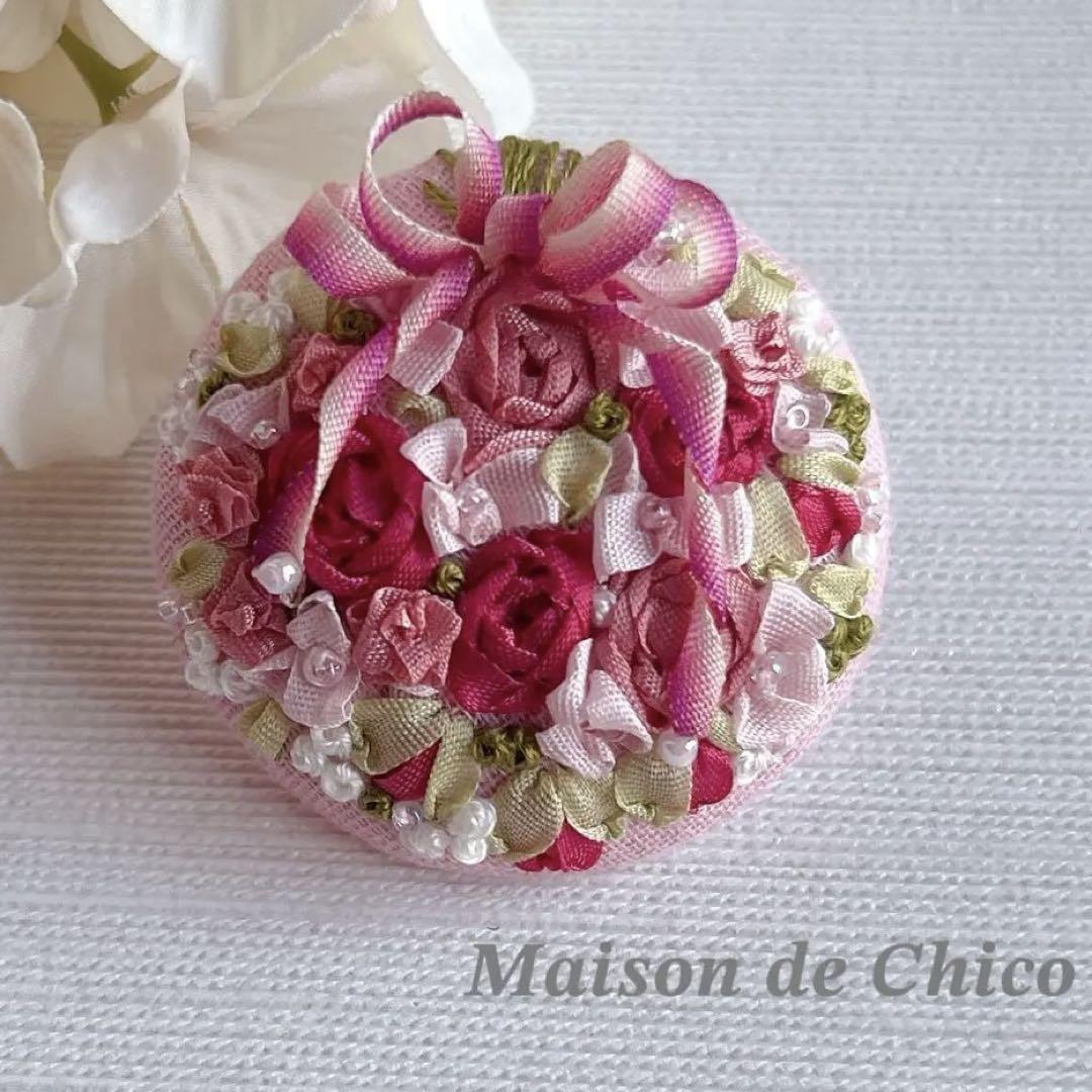 ブルーローズスワッグ ハンドメイド　 リボン刺繍ブローチ　くるみボタン ブルーローズスワッグ ハンドメイド リボン刺繍ブローチ くるみ