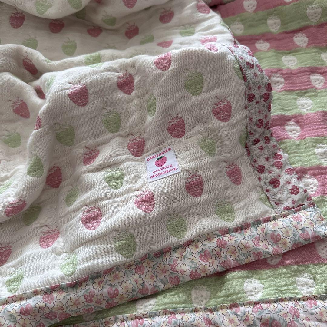 琥珀ちゃん様❤ハンドメイド❤シングル　リバティアシュテッド×苺6重ガーゼケット