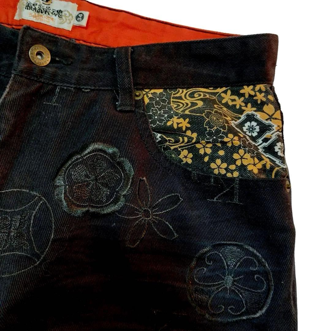 絡繰魂 デニム パンツ KARAKURI 刺繍 家紋 鯉 葵紋 サイズ34 絡繰魂 デニム パンツ KARAKURI 刺繍 家紋 鯉 葵紋 サイズ34