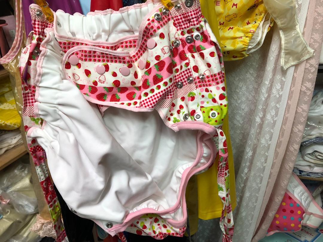 ①おむつカバー　ピンク赤の苺柄　裏は白撥水　可愛い　おとぎの国の女の子　赤ホック レディース