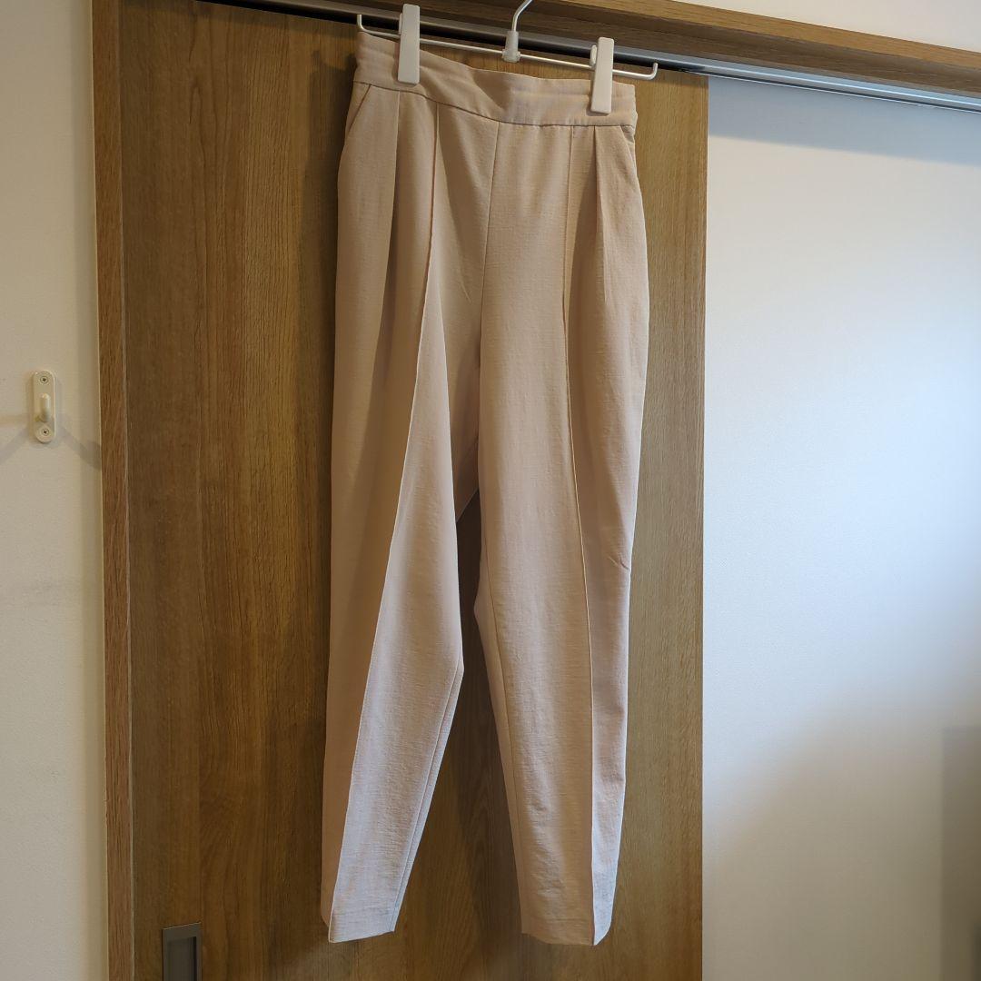【美品】our 脚がきれいに見えるピンタックパンツ（ピンクベージュ）