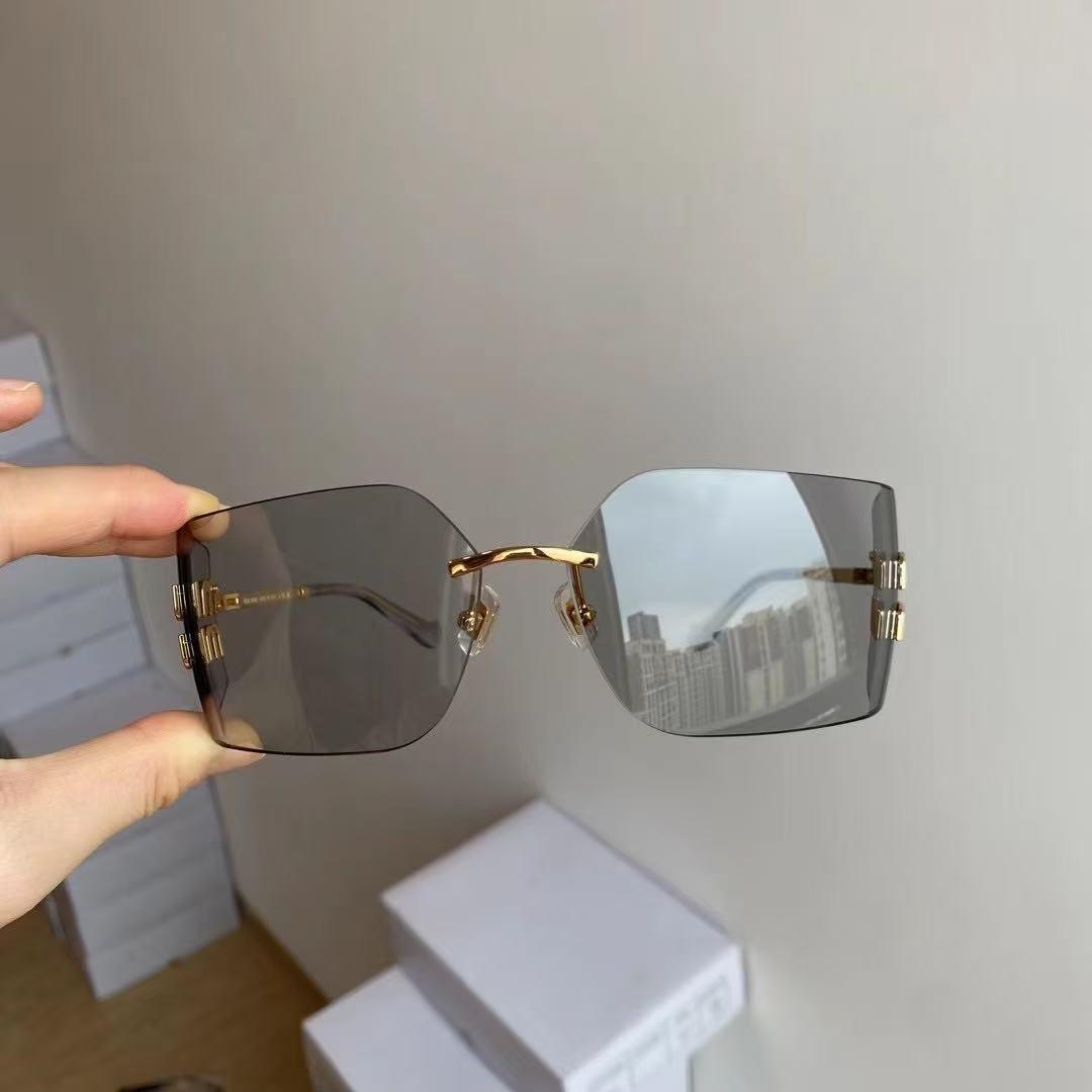 MIU MIU グレー スクエアサングラス