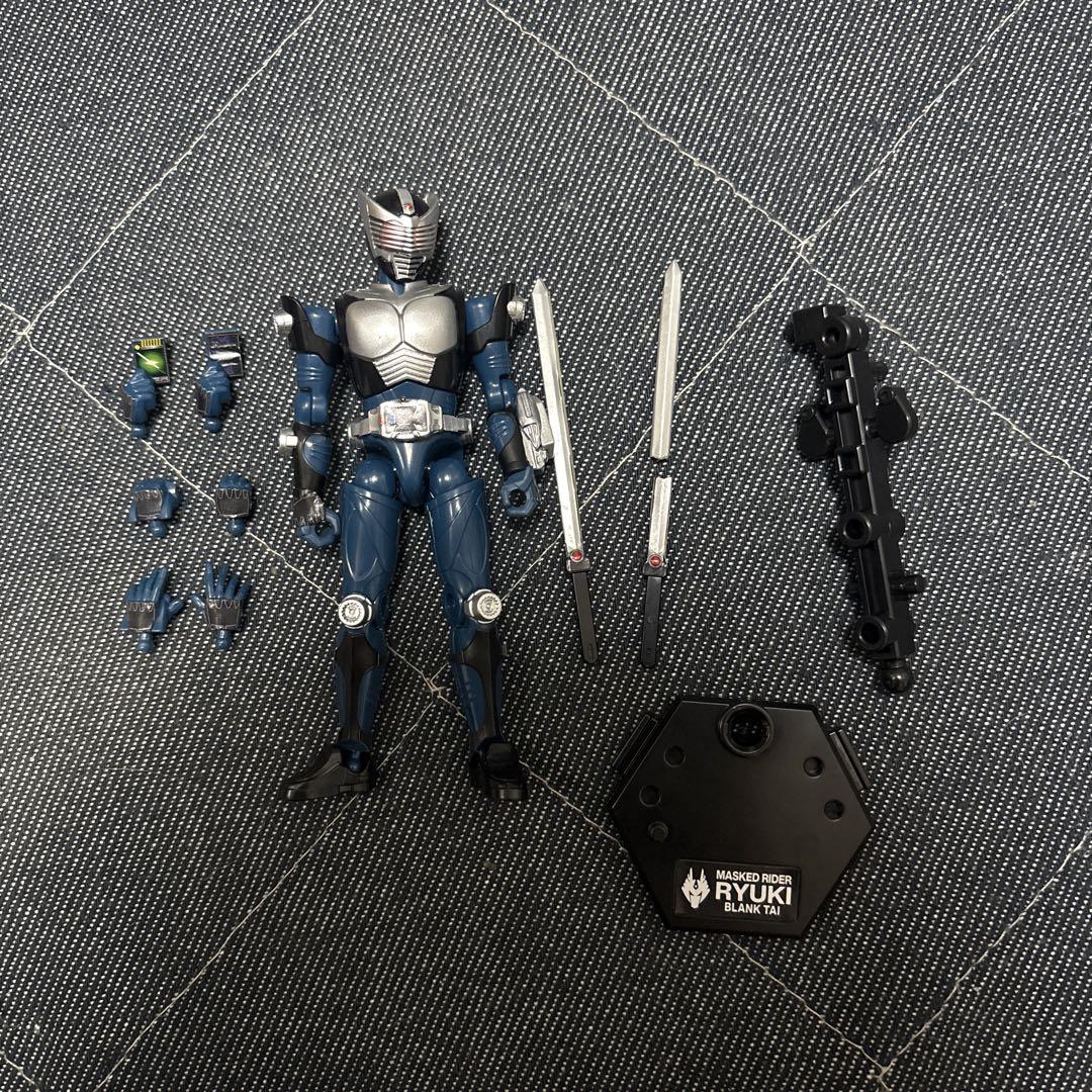 王蛇サバイブと王蛇（ブランク体）の2形態が揃う！フィギュア