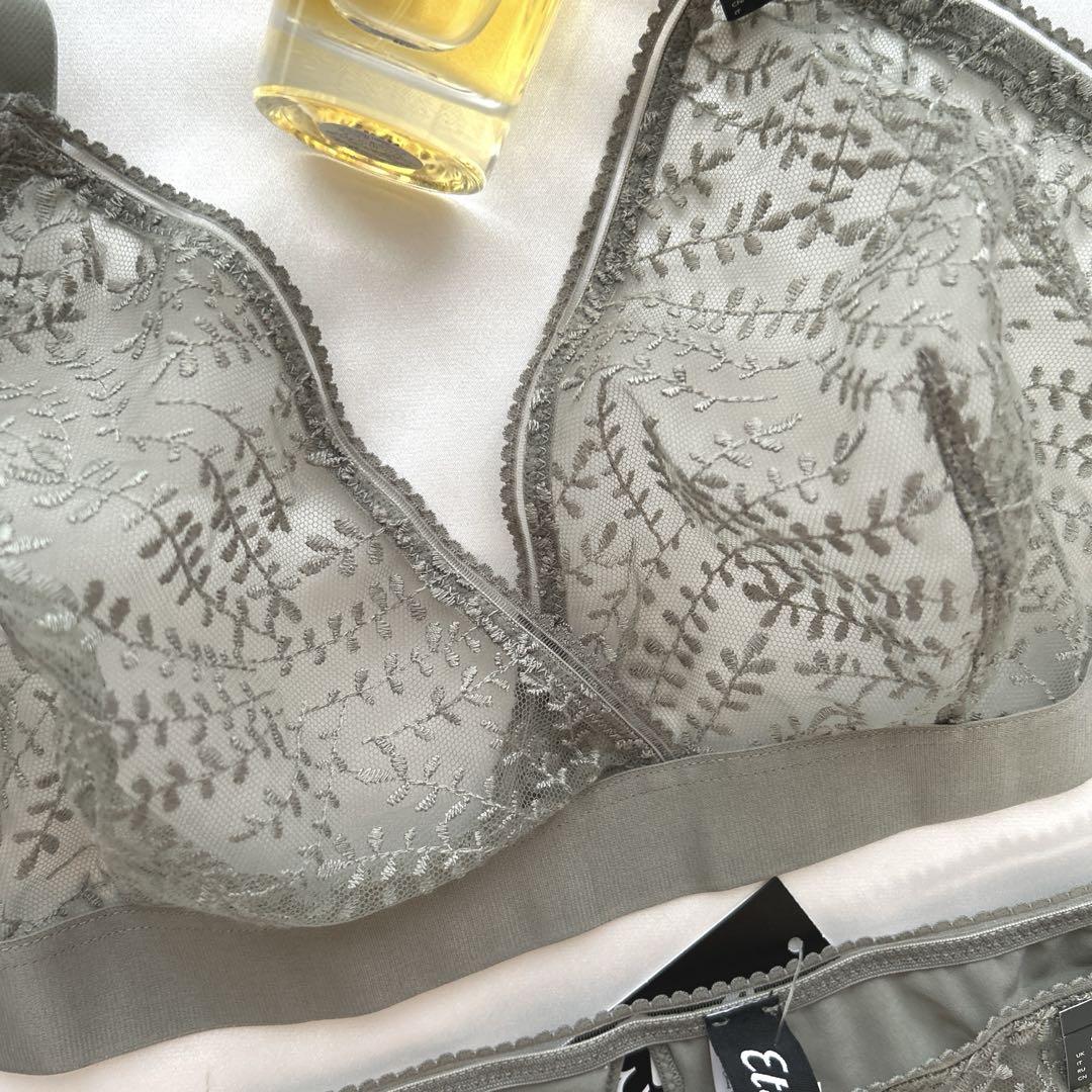 ❤︎スペシャル価格❤︎フランス Etam♡純白の美しいランジェリー 専用♤今日のスペシャル♤フランスEtam❤︎ライトグレーの