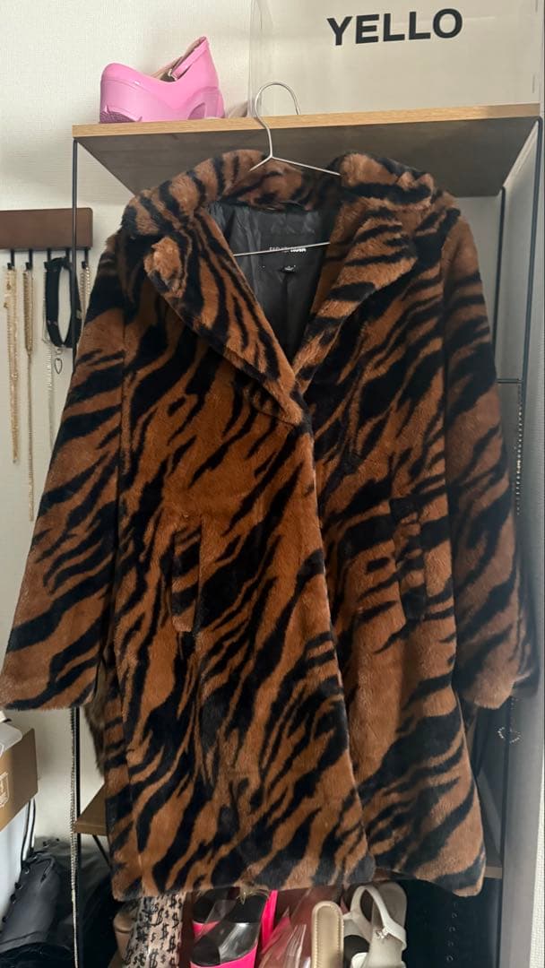 FASHION NOVA トラ柄ファーコート