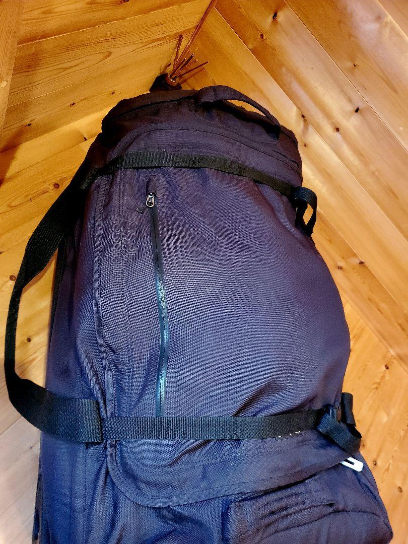 Patagonia 大容量キャリーバッグ　フライトライナー