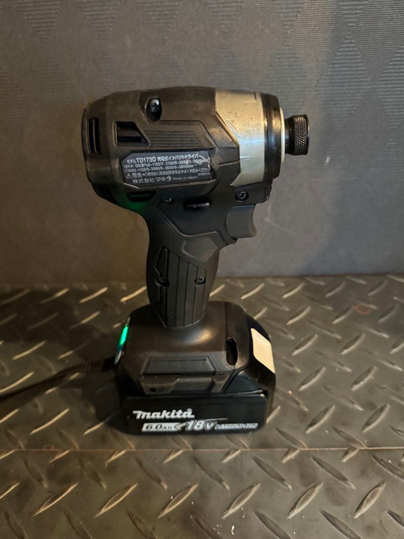 【美品】　makitaインパクトドライバーTD173D 18V 本体のみマキタ