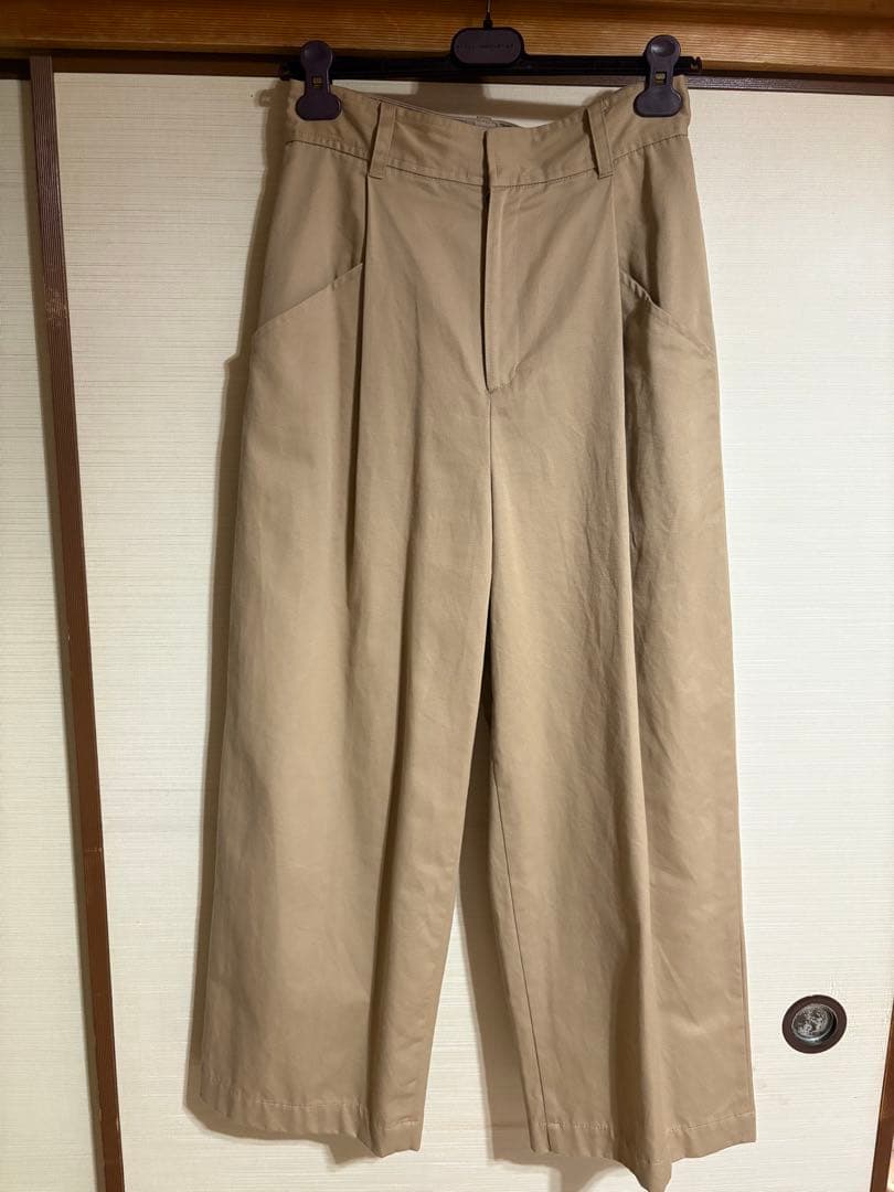 ベージュ ワイドパンツ フロントタック ユニバーサルティシュ