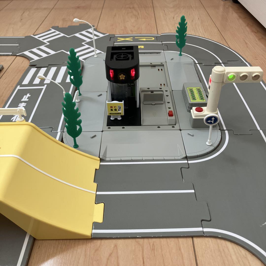 miiiii エネオス 交番 駐車場 信号機×2 陸橋 つながる道路