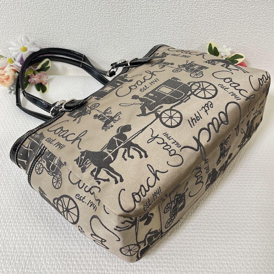 極美品】COACH コーチ トートバッグ 肩掛け 馬車柄 チャーム付き 極美品】COACH コーチ トートバッグ 肩掛け 馬車柄 チャーム付き