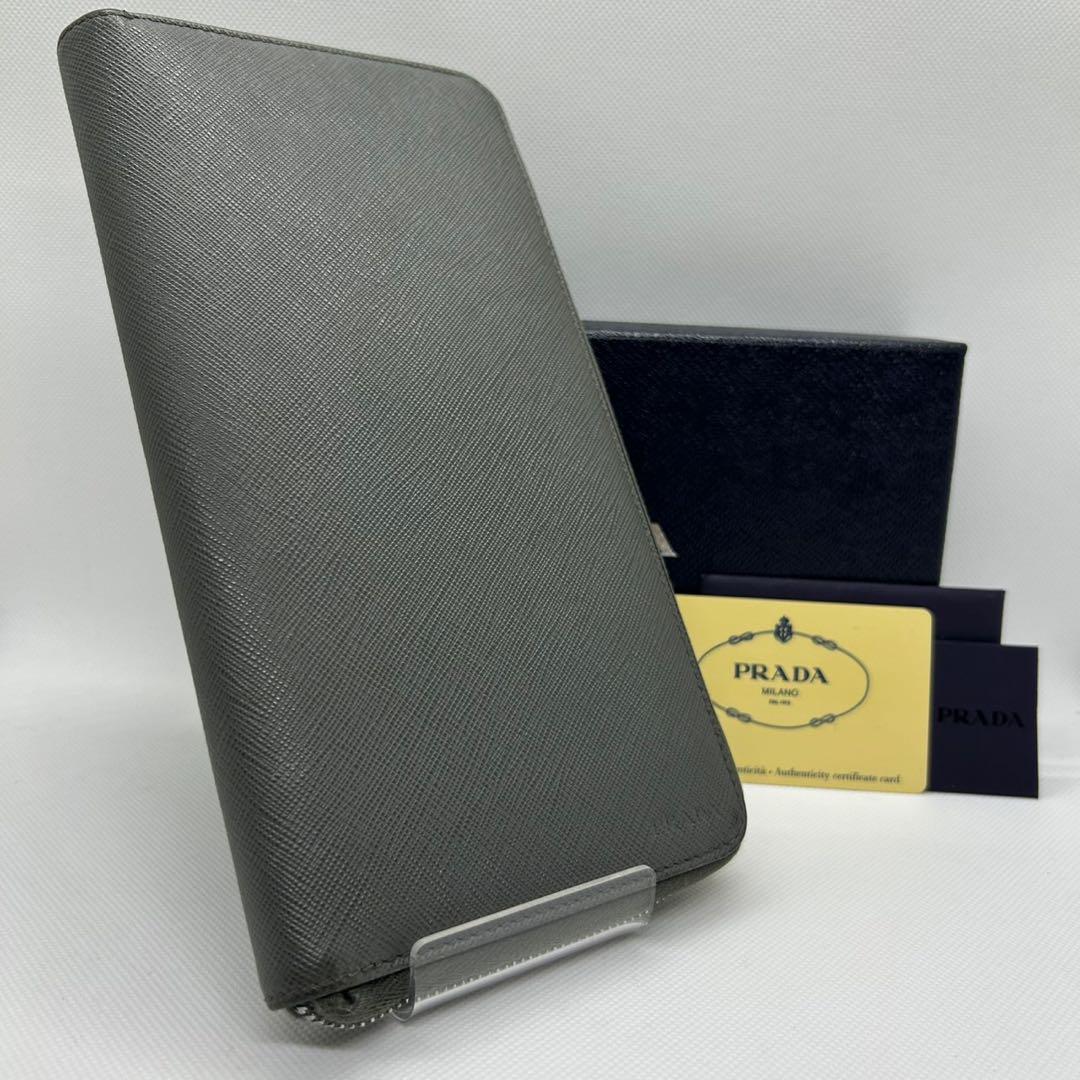 【極美品】プラダ 手帳型 長財布 ラウンドファスナー サフィアーノレザー グレー
