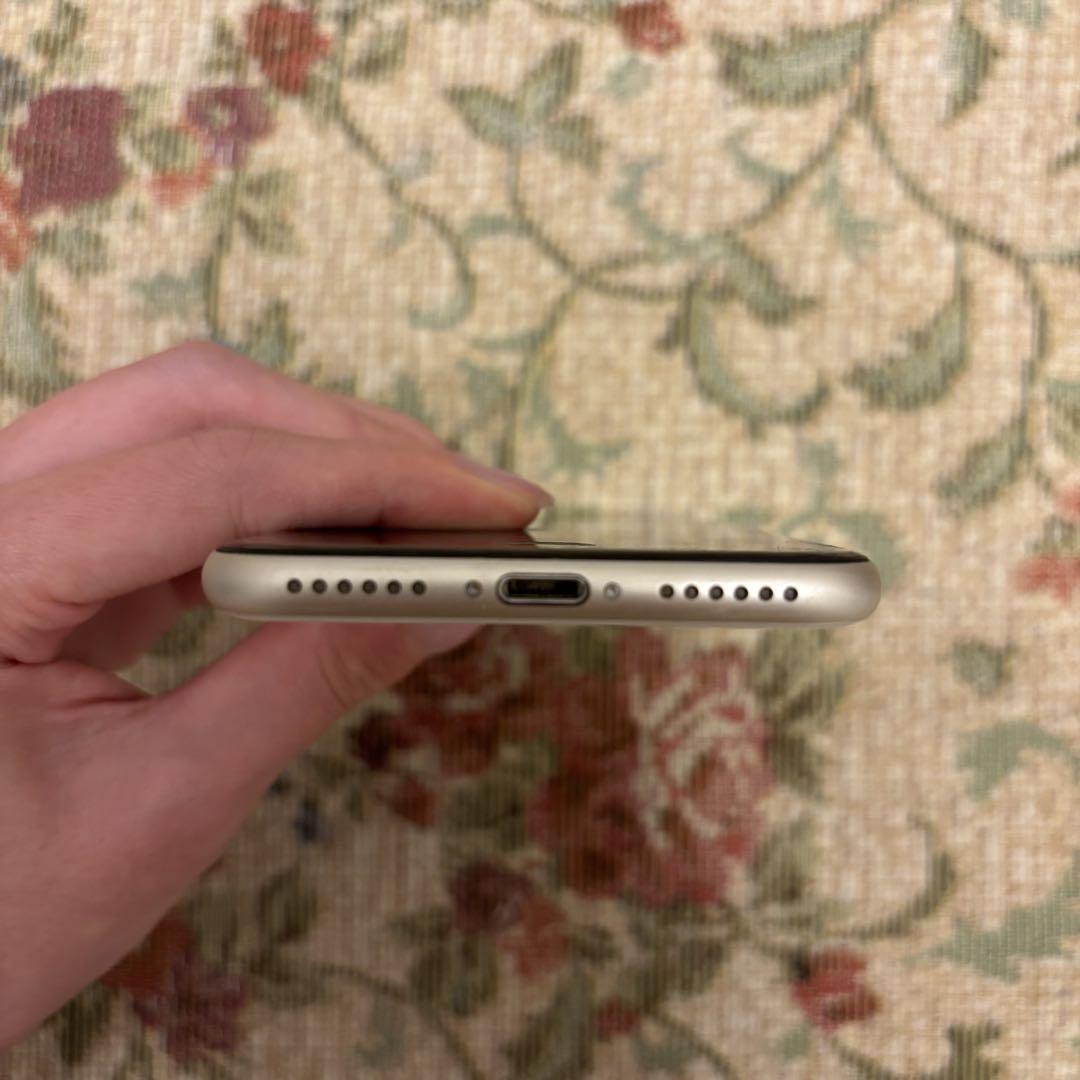 【美品】iPhone SE 3世代　64 GB ホワイト　SIMフリー