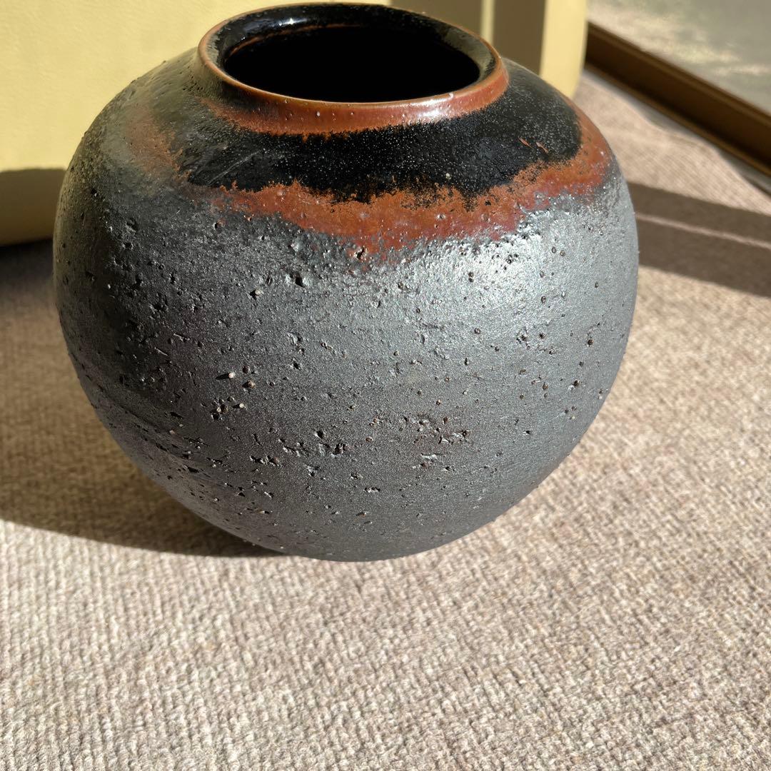 陶器製壺型花瓶 花の彫刻