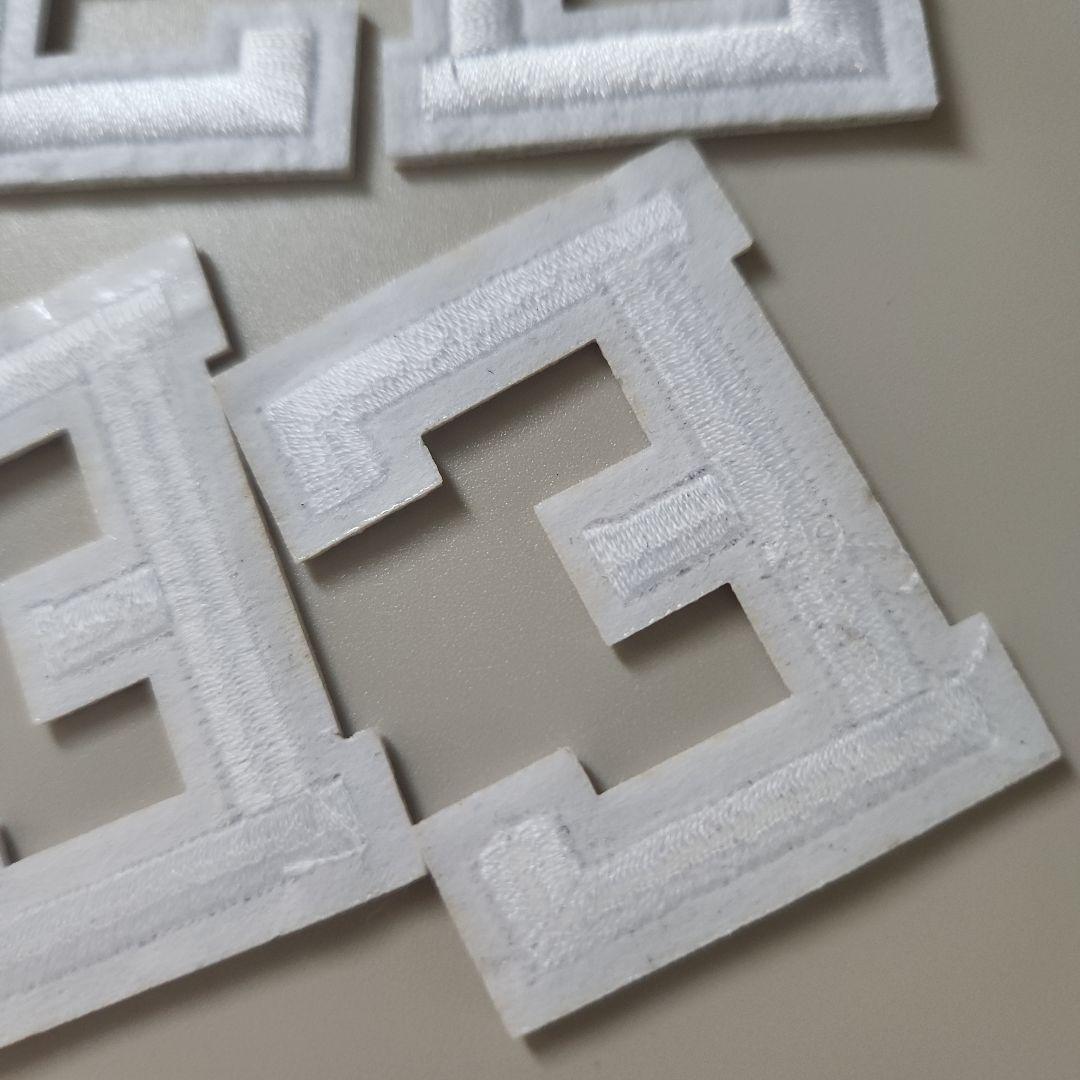 Eの文字パッチ ホワイト アイロンで貼る E パッチ 縫い付け 刺繍 9セット