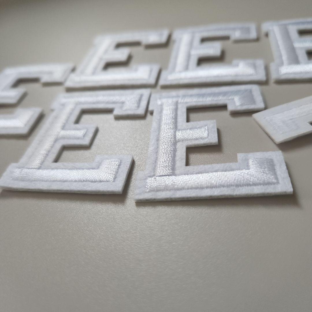 Eの文字パッチ ホワイト アイロンで貼る E パッチ 縫い付け 刺繍 9セット