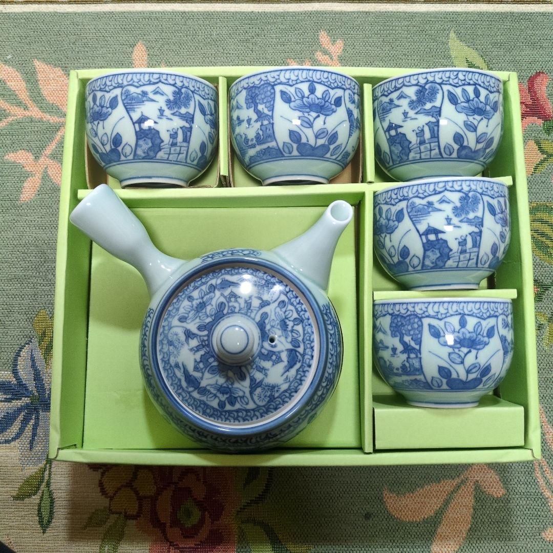 青白い陶器の急須と湯飲みセット