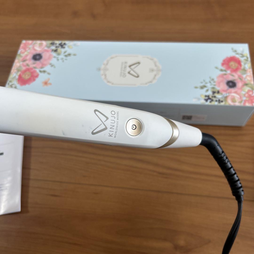 KINUJO 絹女 ストレートアイロン　キヌジョワールド　ホワイト　箱付き