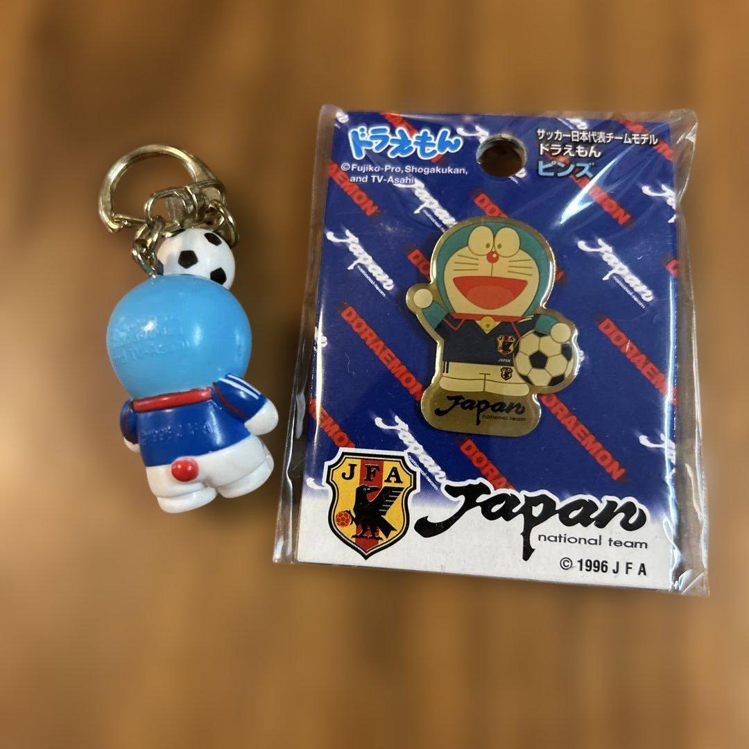 ドラえもん サッカーピンバッジ 2002年　コレクション　サプライズ　非売品 ドラえもん 2002 日韓ワールドカップ ガンバレ！ニッポン