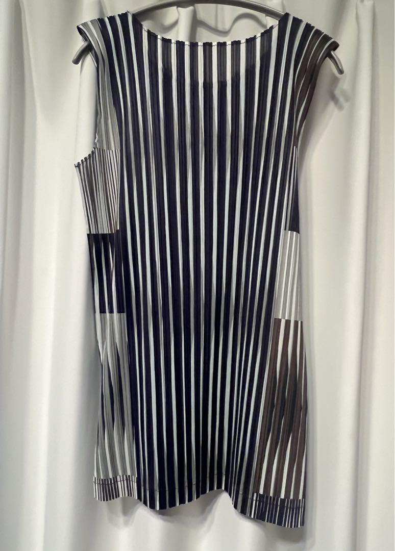 PLEATS PLEASE