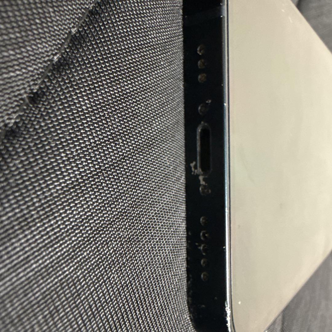 Apple iPhone 13 グラファイト 背面ひび割れあり