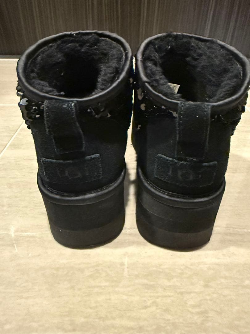 黒 スパンコール プラットフォームムートンブーツ23cm・UGG KIN-KAAI_COM