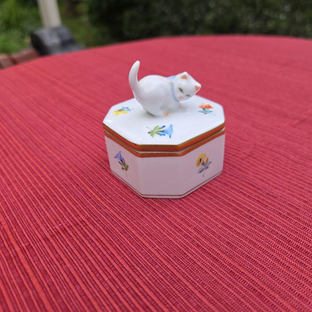 【店内全品送料無料】 ヘレンド ハンガリー製手描き白猫のつまみ付き八角 ボンボン入れ