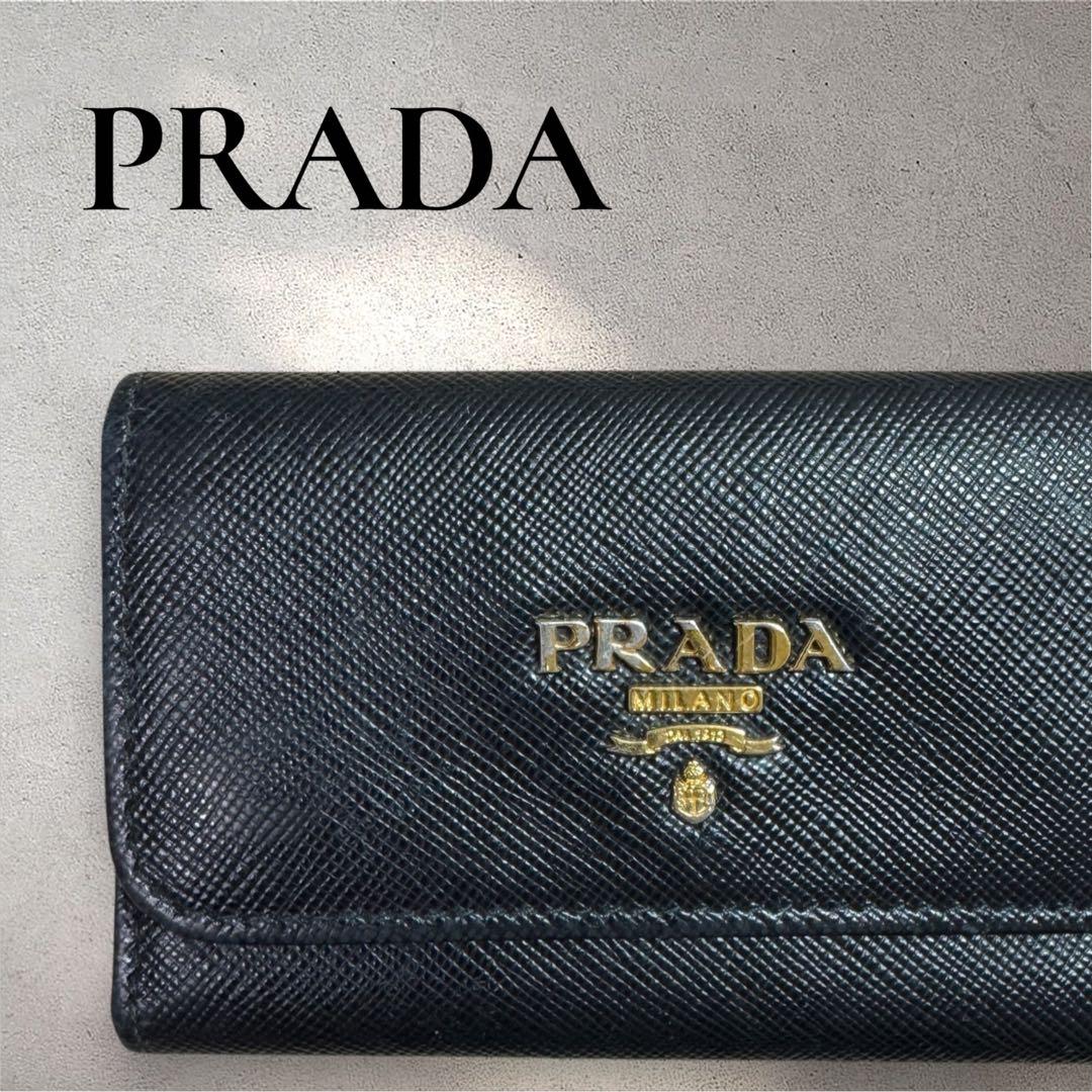 【希少】PRADA ロゴ サフィアーノレザー キーケース ブラック ブラック サフィアーノレザー キーケース | PRADA