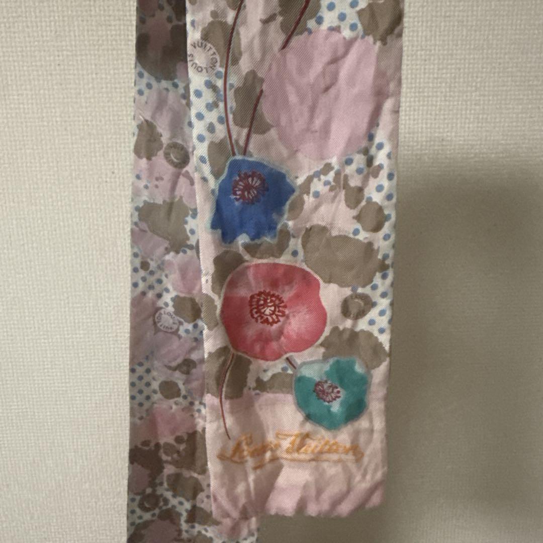 LOUIS VUITTON 花柄の薄ピンク色のシルクスカーフ