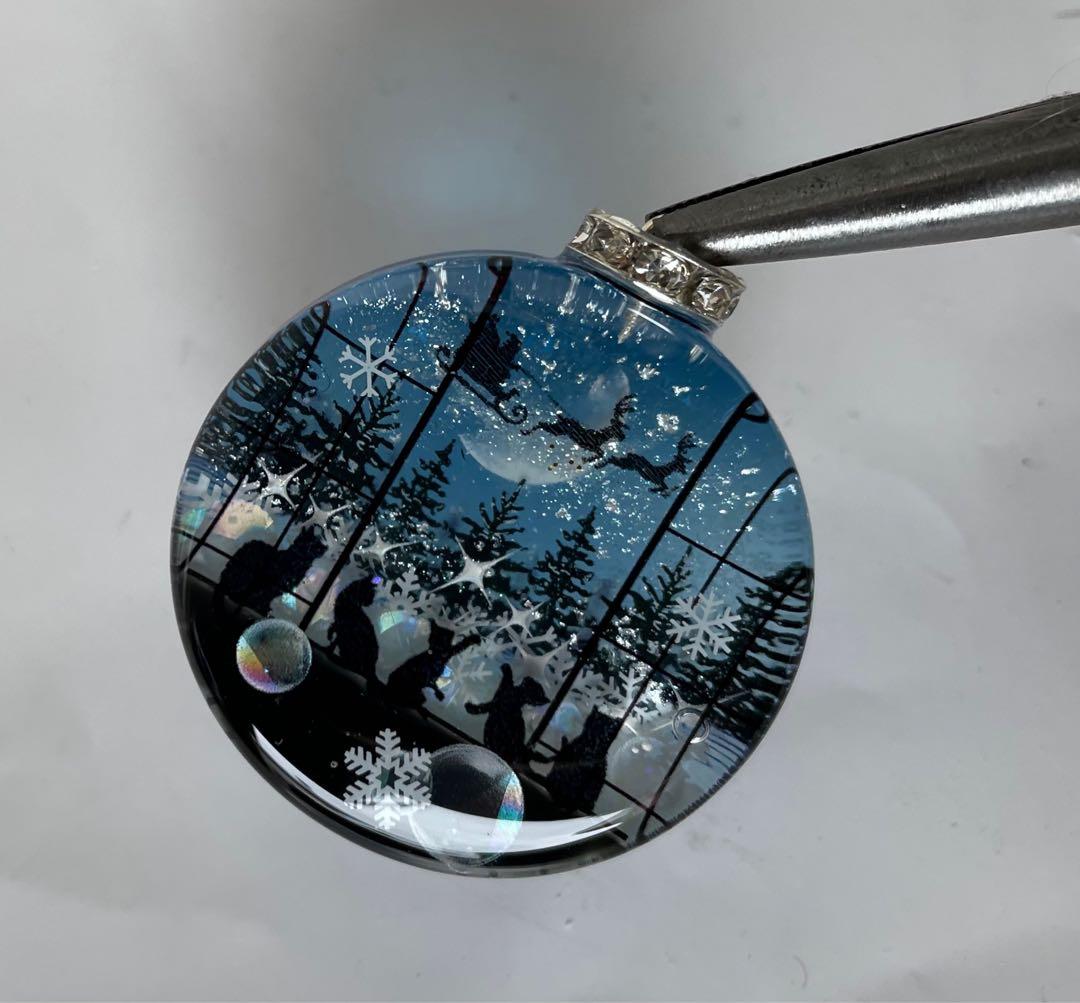 幻想の夜空と窓辺の子猫達 雪 トナカイ 蓄光 オルゴナイトネックレス NEXPOTALLINN_EU