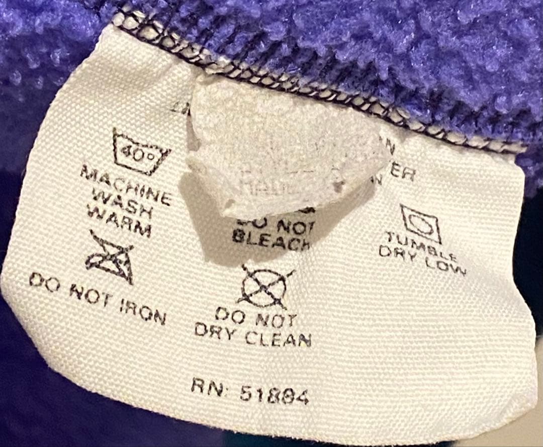 エメラルドグリーン