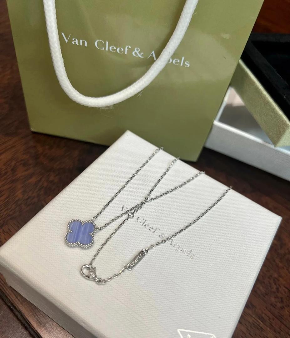 極美品 Van Cleef & Arpels 四つ葉ネックレス Van Cleef & Arpels VCAの四つ葉のクローバーネックレス