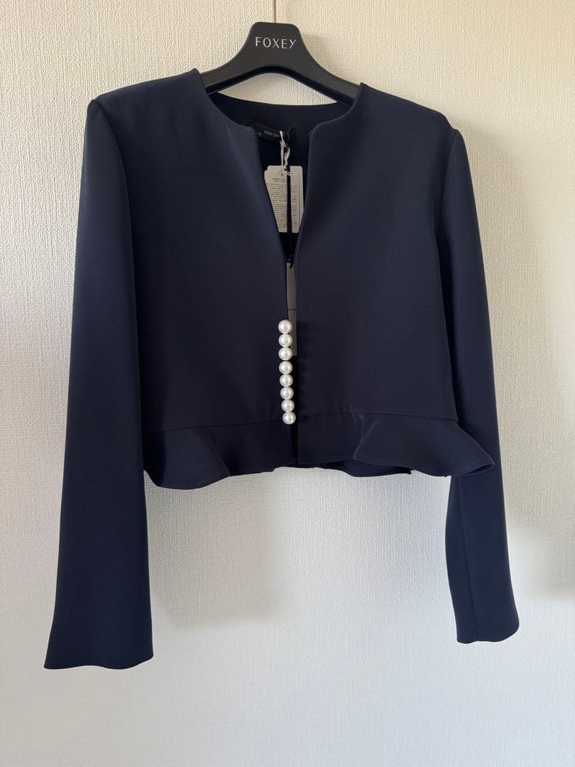 新品タグ付☆ヨーコチャン☆パール付き☆ペプラムショートジャケット☆ノーカラー☆紺