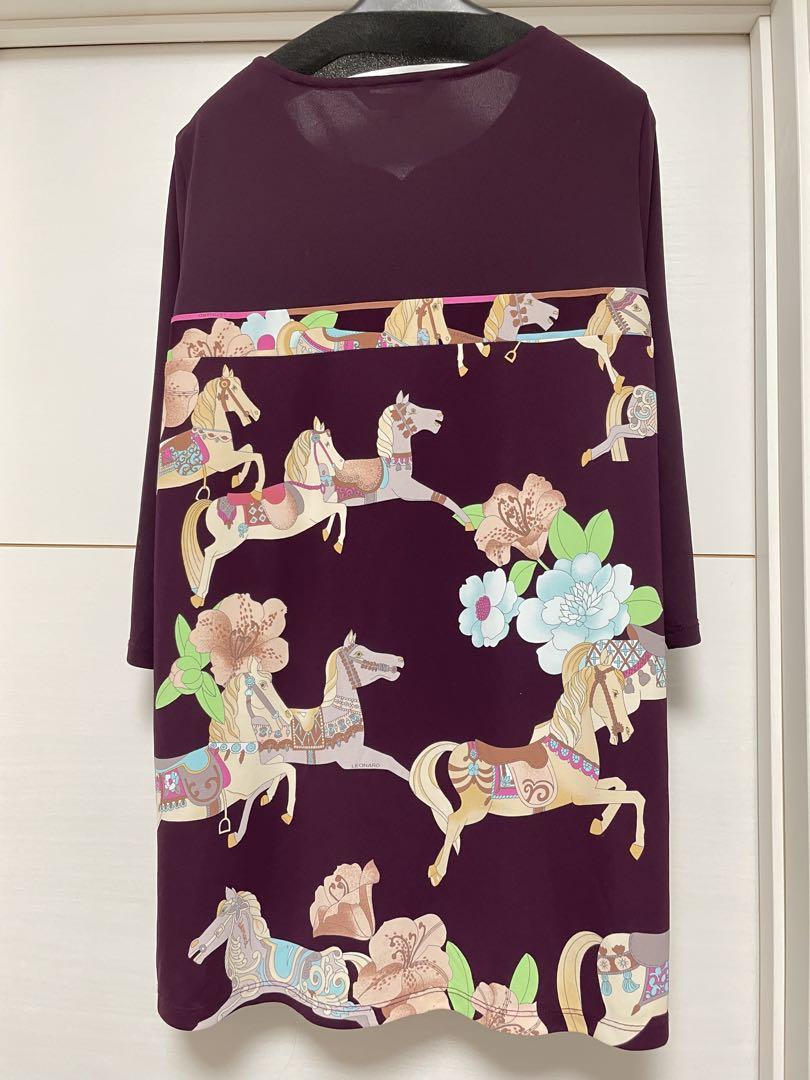 レオナール ☆美品☆　馬と花プリント 七分袖 チュニック　紫色（あずき色） レオナール ☆美品☆ 馬と花プリント 七分袖 チュニック 紫色